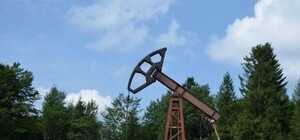 Щоб добро не пропадало: житель Борислава на Львівщині качає нафту з власного городу