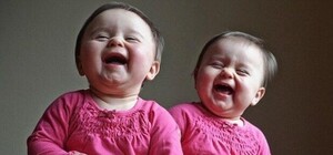 Маленькие разбойники: соцсети активно обсуждают видео сбежавших из кроваток близнецов