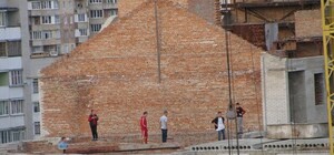 Небезпечні ігри: у Львові зняли на відео дітей, які стрибали на даху будинку