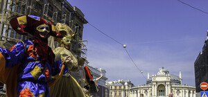 Клоуны, Дарт Вейдер и карнавал: смотри, как в Одессе прошел парад Юморины