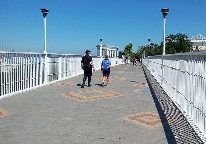 Мужчина пытался спрыгнуть с Тещиного моста в Одессе