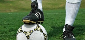 В Одессе во время матча вратарь попал мячом в троллейбус: опубликовано видео