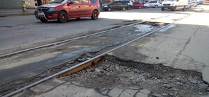 Замкнутый круг: объезжая ремонтируемый Новый мост, поток машин создает ямы по дороге на Старый