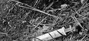 Под Полтавой школьница укололась шприцем во время уборки