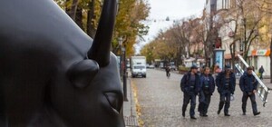 Новый стиль: одесская корова-фотомодель переоделась к лету