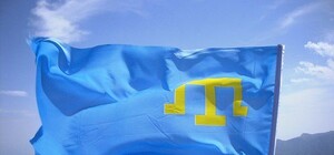 Еще одно задержание: в Симферополе за крымскотатарские флаги группу парней увезли в райотдел