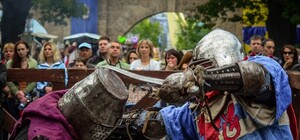 Пороховая башня: в центре Одессы прошли рыцарские бои