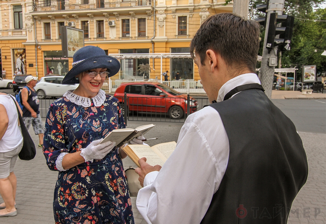 Новость - Общество - Одесса читает, Одессу читают: горожане устроили масштабный литературный флешмоб