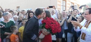 Відеофакт: на Львівщині мер освідчився своїй дівчині під час святкування Дня міста