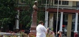 Жаркая Одесса: мужчина решил постирать свои вещи в фонтане на Греческой площади