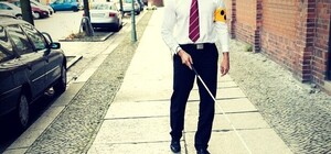 Накинулись все разом: в Днепре охранники рынка избили слепого за упавший штендер