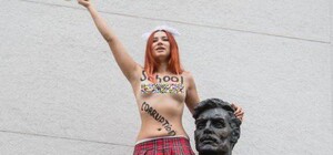 Грудью на Верховную Раду: Femen провели эпатажную акцию возле здания парламента