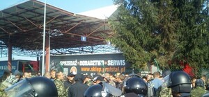 Краковець: поліція оточила людей у камуфляжі