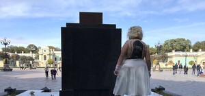 Фотофакт: в Мариинском парке активистка Femen поздравила Путина с Днем рождения