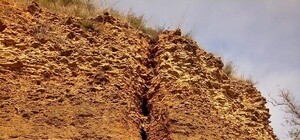 Берегись: на 16-й станции Фонтана огромная трещина в скале