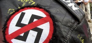 Фотофакт: в Крыму продавали китайские куртки со свастикой