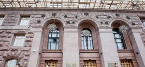 Отступили: митингующие прекратили блокировать здание КГГА