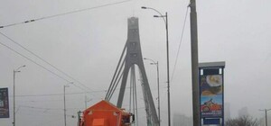 Вперед в будущее: коммунальщики начали посыпать дороги в Киеве солью