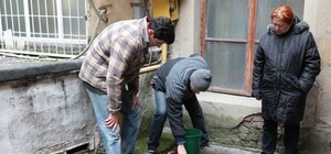 Несподівана знахідка: у львівському дворику розкопали старовинні надгробки