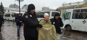 Активистка FEMEN устроила акцию в палаточном городке возле Верховной Рады