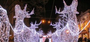 Праздник близко: Аркадия и Дерибасовская загорелись сотнями огней