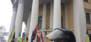 Митинг в центре: сторонники Саакашвили пытаются силой занять Октябрьский дворец