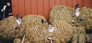 Кожухи, свити і дерев’яні ковзани: у Львові відкрили виставку стародавнього одягу