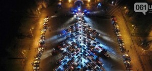 Рекорд Украины: на Радуге создали гигантскую елку из автомобилей