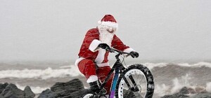 Новогодние покатушки: на Полтавщине провели велопарад Санта-Клаусов