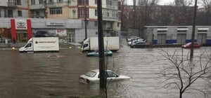 Видео дня: на Пересыпи одессит на джипе вытягивал тонувшие машины