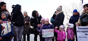 Против вакцин: на Думской протестовали родители непривитых детей