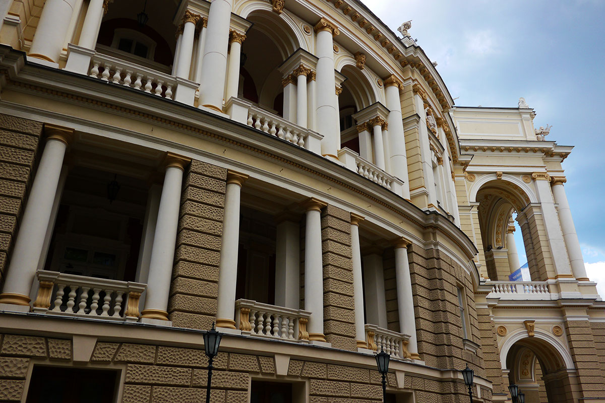 Новость - Общество - Странное благоустройство: Оперный театр в Одессе перекрыли столбами