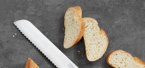 Можно и умереть: в Одессе продают хлеб с лезвием внутри