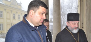 Прем’єр у Львові: Гройсман розпочав робочу поїздку з відвідин храму