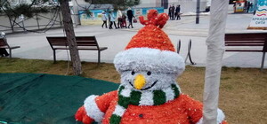 Упряжка с оленями и фигуры Деда Мороза: Аркадия все еще украшена новогодними декорациями