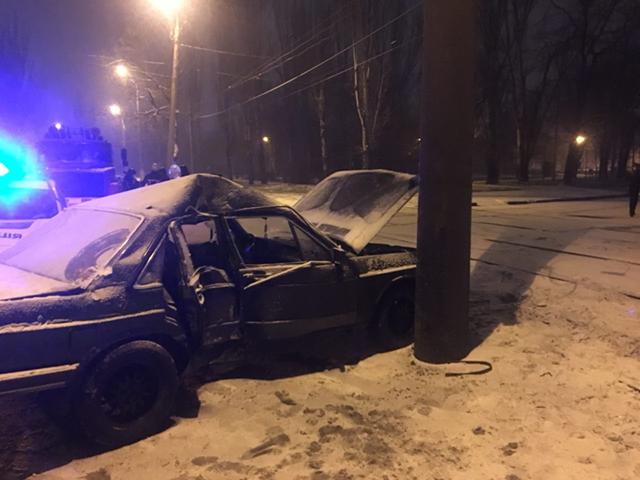 Новость - События - Ночное ДТП на Пересыпи: автомобиль врезался в столб, есть пострадавший