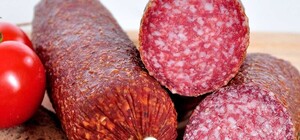 Ням-ням: одесситка нашла в колбасе металл и шерсть