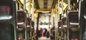 Тримай сумку, бо пожалкуєш: у львівському автобусі поліцейський погрожував пасажиру пістолетом