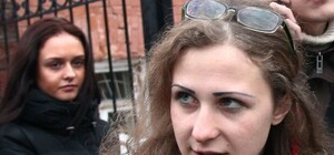 Обидели: Pussy Riot в Симферополе выясняет отношения с казаками