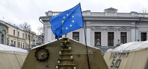 Насиделись: с Мариинского парка начали убирать палатки