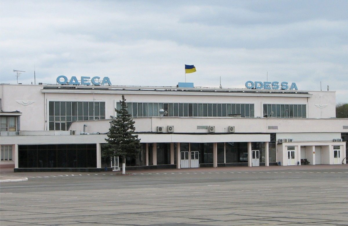 Новость - Транспорт и инфраструктура - В одесском аэропорту ищут бомбу: людей эвакуируют