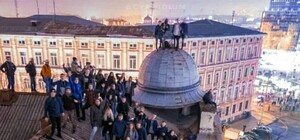 Девушка упала с крыши во время открытия фестиваля 