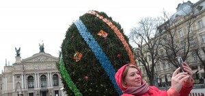 Приходь на селфі: у центрі Львова встановили гігантський символ Великодня