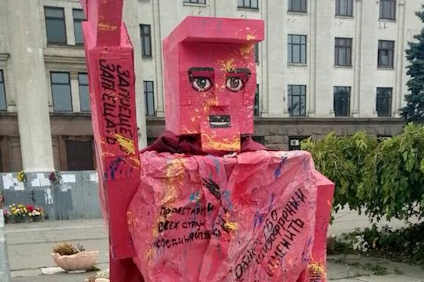 Памятник Октябрьской революции, который становили в Одессе в ноябре 2017 года. К счастью, стоял он недолго и его демонтировали 