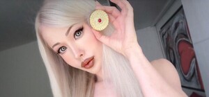 Снова удивляет: одесская Барби перекрасила волосы