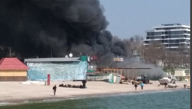 Пожар в ресторане "Песок". Фото: grad.ua.