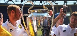 Сделай селфи: в Харьков прибыл кубок Лиги чемпионов УЕФА