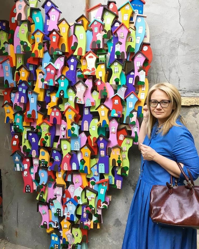 Новость - События - Точка счастья: в центре Одессы появилось двухметровое сердце из разноцветных домов