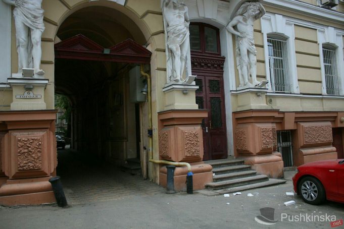 Новость - События - Смотри: на Гоголя обрушился фасад старинного дома Вальтуха с атлантами