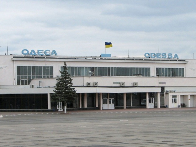 Новость - Транспорт и инфраструктура - ЧП в аэропорту: самолет совершил экстренную посадку в Одессе